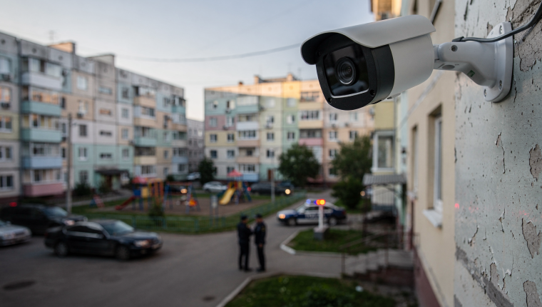 Системы видеонаблюдения во дворах: как они помогают раскрывать преступления